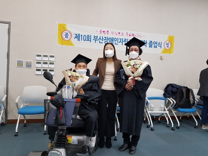 김상만씨, 김덕애씨 학사모 쓰고 소장님과 찍은 사진 김상만씨, 김덕애씨 학사모 쓰고 소장님과 찍은 사진