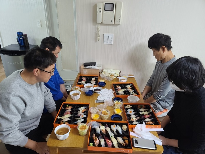 점심메뉴 초밥을 먹기 전 이강이씨, 이경우씨 외 활동보조사, 직원사진 점심메뉴 초밥을 먹기 전 이강이씨, 이경우씨 외 활동보조사, 직원사진