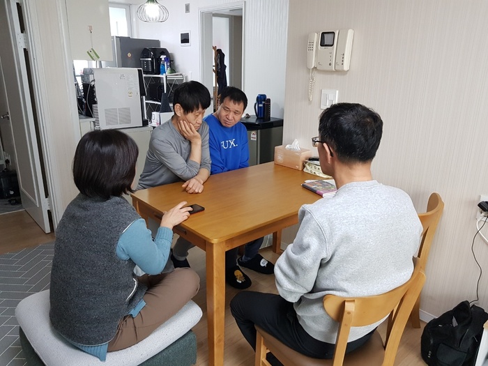 회의를 하고 있는 이강이, 이경우씨, 활동보조사, 직원의 사진 회의를 하고 있는 이강이, 이경우씨, 활동보조사, 직원의 사진