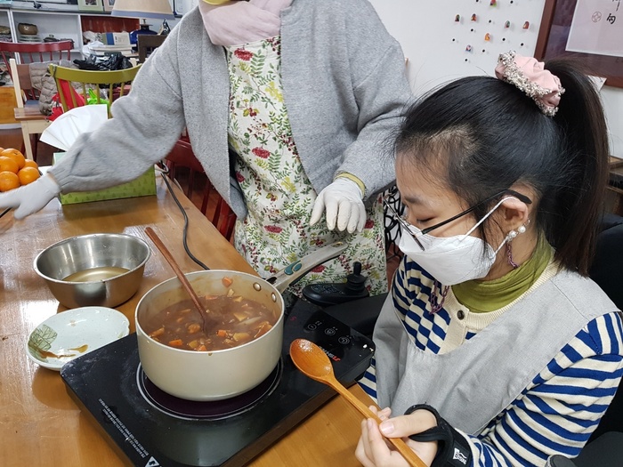 완성된 하이라이스 보고 있는 전지현씨~ 완성된 하이라이스 보고 있는 전지현씨~