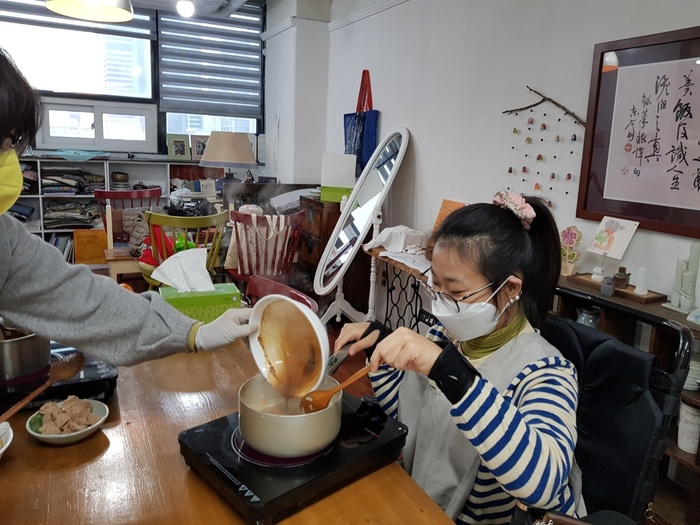 볶은 야채에 하이라이스 소스 넣고 있는 전지현 씨 모습 볶은 야채에 하이라이스 소스 넣고 있는 전지현 씨 모습