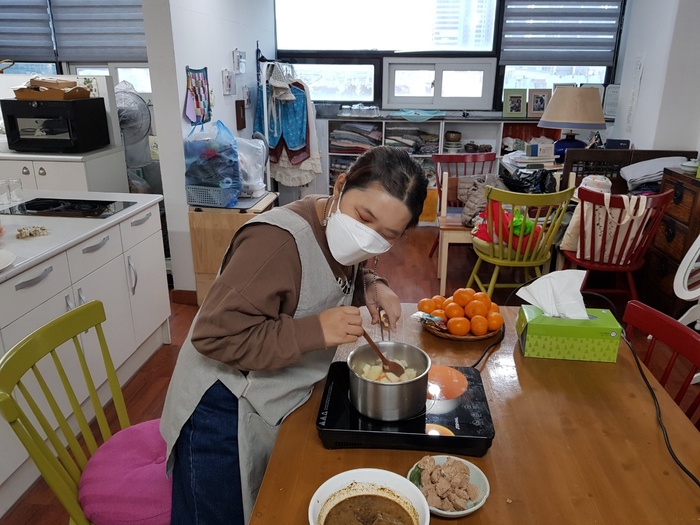 야채 볶고 있는 권지향씨 모습 야채 볶고 있는 권지향씨 모습