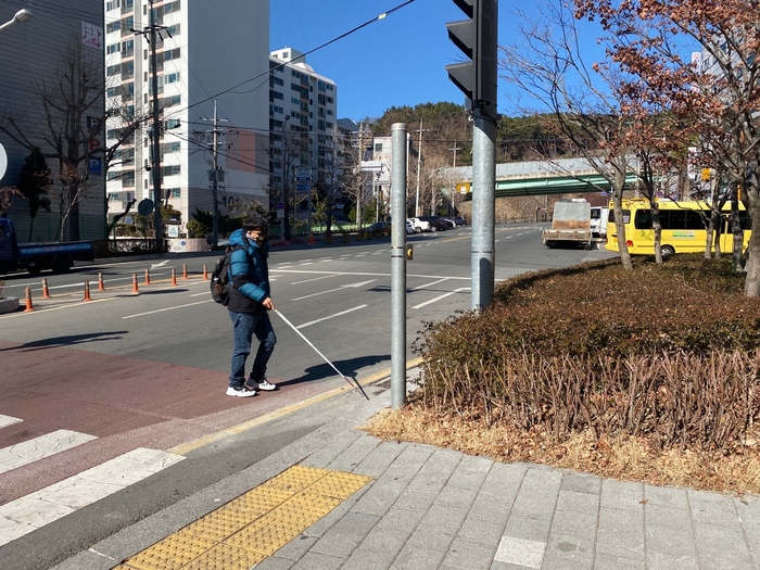 음향신호기 소리를 들으면서 건널목을 건너다 건널목을 이탈하고 있는 모습 음향신호기 소리를 들으면서 건널목을 건너다 건널목을 이탈하고 있는 모습