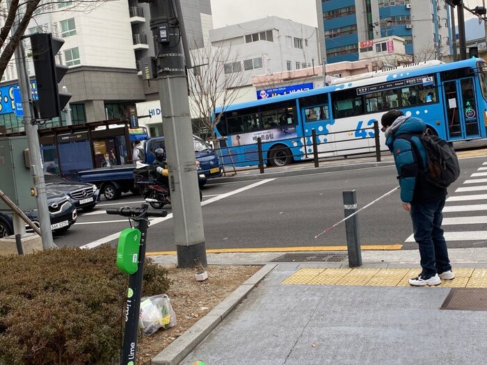 가로등과 화단에 둘러 쌓인 송상현 공원측 음향신호기 모습 가로등과 화단에 둘러 쌓인 송상현 공원측 음향신호기 모습