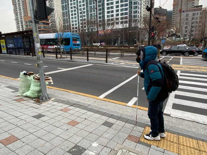 건널목과 멀리 떨어진 송상현공원 맞은편 음향신호기 모습