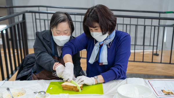 활동보조인과 카야토스트를 자르는 사진 활동보조인과 카야토스트를 자르는 사진