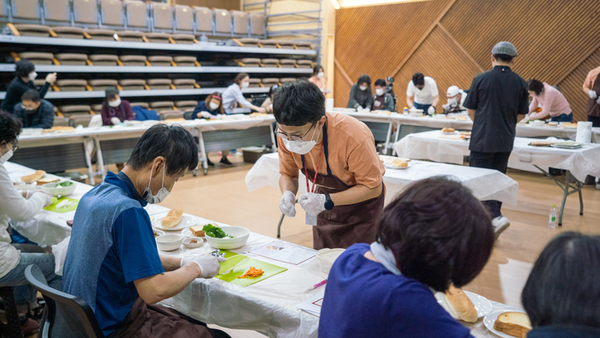 문화원 보조인의 설명을 들으며 당근을 써는 사진 문화원 보조인의 설명을 들으며 당근을 써는 사진