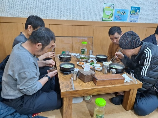국밥을 먹고 있는 이강이, 이경우, 이정수씨와 활동보조사 사진 국밥을 먹고 있는 이강이, 이경우, 이정수씨와 활동보조사 사진
