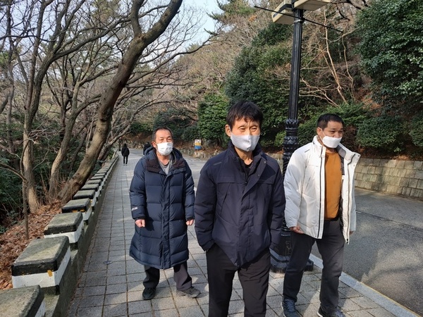 태종대 산책로를 걷고 있는 이강이, 이경우, 이정수씨 사진 태종대 산책로를 걷고 있는 이강이, 이경우, 이정수씨 사진