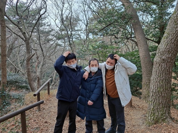 손을 머리 위로 하트 만들고 있는 이강이, 이경우씨와 가운데 이정수씨 사진 손을 머리 위로 하트 만들고 있는 이강이, 이경우씨와 가운데 이정수씨 사진