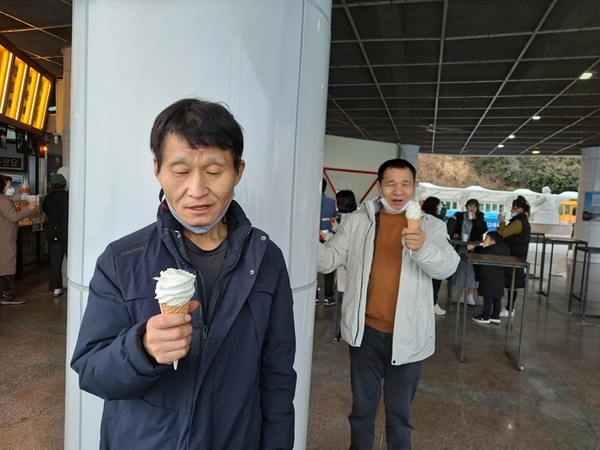 아이스크림을 들고 있는 이강이, 이경우씨 아이스크림을 들고 있는 이강이, 이경우씨