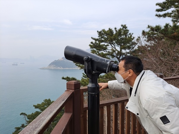 망원경을 보고 있는 이강이씨 망원경을 보고 있는 이강이씨