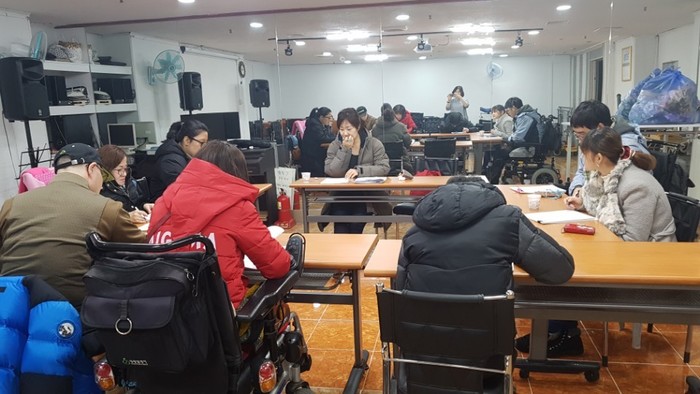 대본 연습을 하고 있는 뻔데기 회원들 대본 연습을 하고 있는 뻔데기 회원들