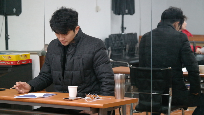 대본을 분석하고 있는 감독 모습 대본을 분석하고 있는 감독 모습