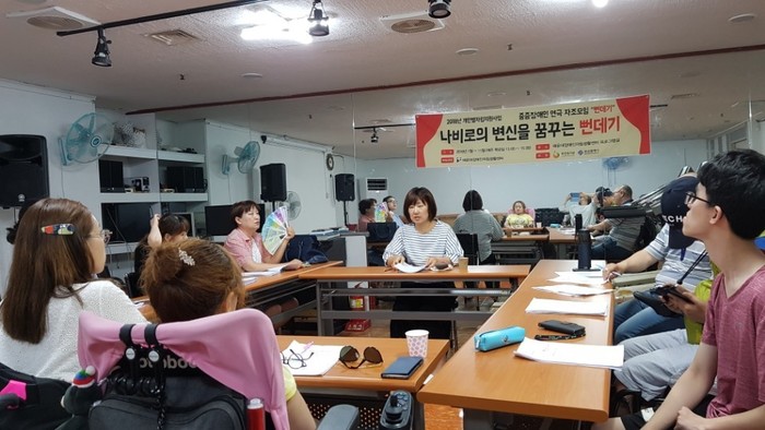 뻔데기 회원들이 역에 대한 생각들을 얘기하는 사진