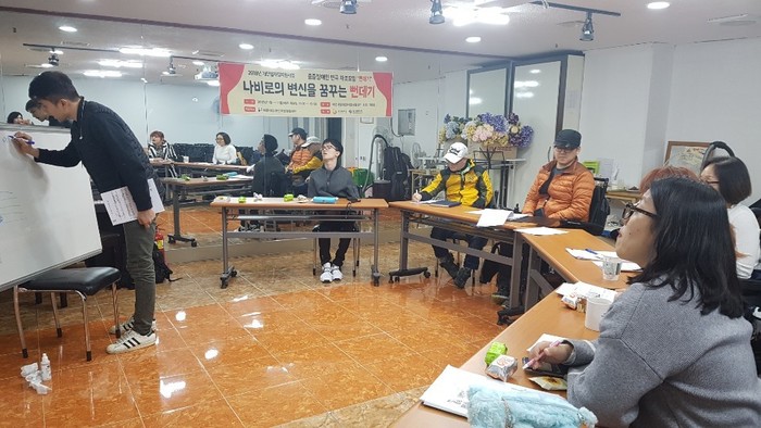 노래 연습중 강사의 말을 듣고 있는 뻔데기 회원들 모습 노래 연습중 강사의 말을 듣고 있는 뻔데기 회원들 모습