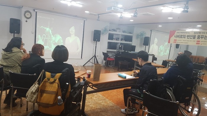 뮤지컬을 보며 분석하는 뻔데기 회원들 모습 뮤지컬을 보며 분석하는 뻔데기 회원들 모습