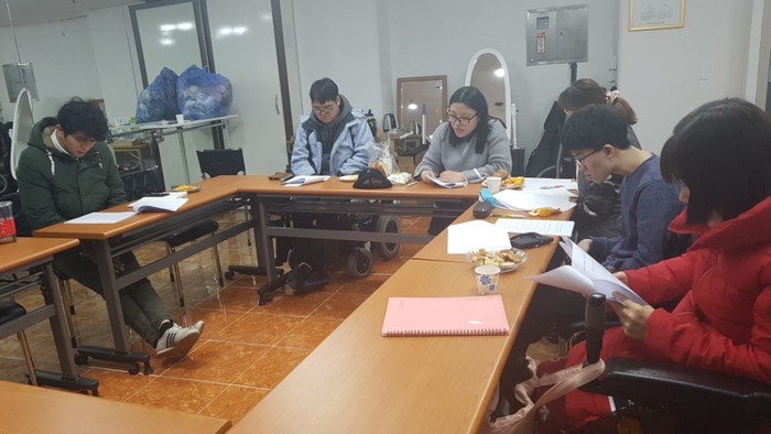 보조감독님과 대화를 나누는 뻔데기 회원들 모습 연극 지원인력과 대화를 나누는 뻔데기 회원들 모습