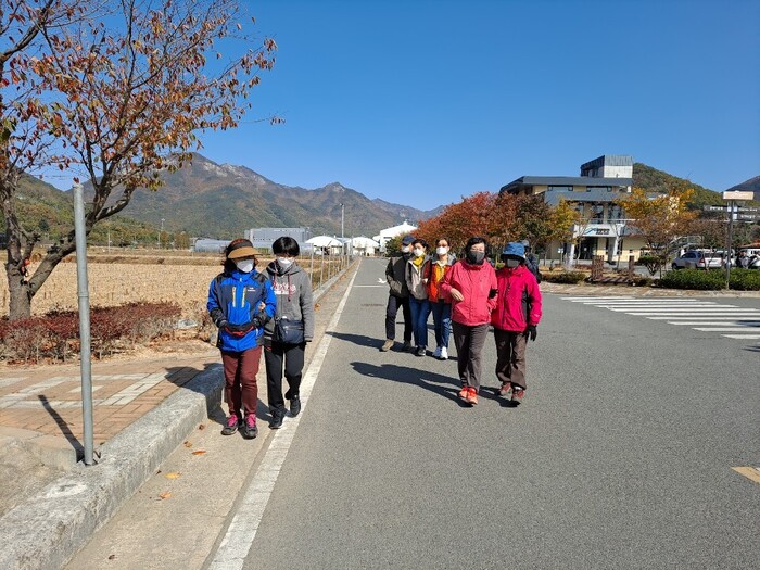 회원들이 도로를 걷고 있는 모습