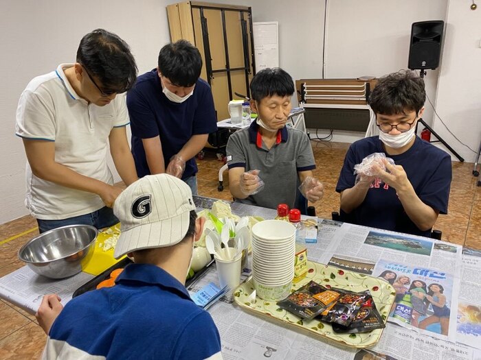 짜장밥 요리를 하는 카오스 회원들 모습