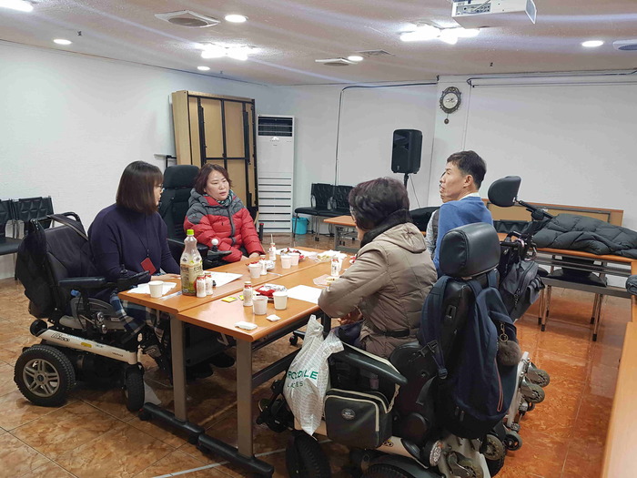 로그인북케어(김현자, 노유진, 정성원, 추미선)회원님들 독서토론하는 모습