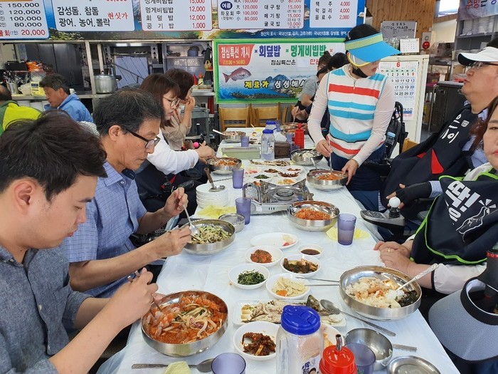 회원들 식당에서 식사하는 모습